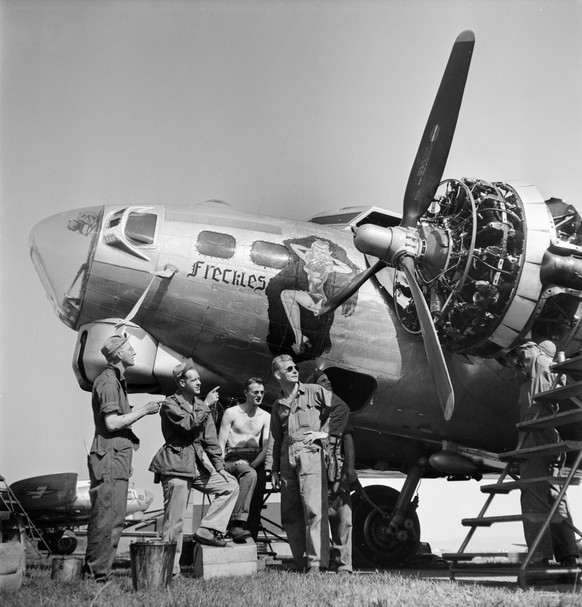 In August 1945, Boeing B-17 &quot;Fliegende Festungen&quot; and B-24 &quot;Liberator&quot; bombers were set up on a field next to the Duebendorf military airfield. They were repaired by American crews ...