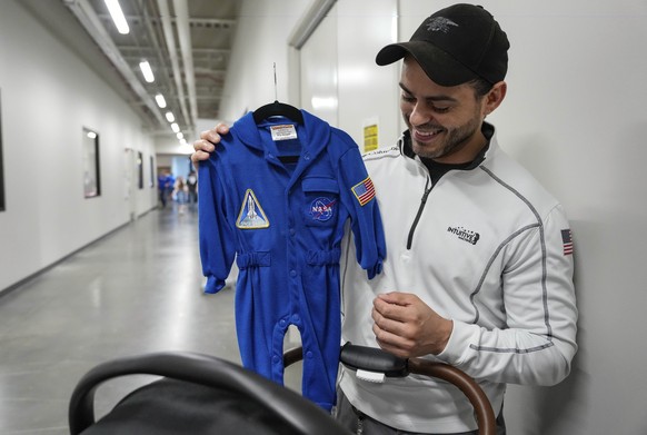 Mario Romero, ingénieur pour Intuitive Machines, montre une combinaison de vol pour bébé le jeudi 22 février 2024, à Houston.