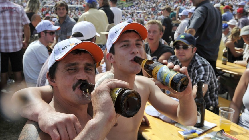 Zuschauer trinken Bier, am Schwaegalp-Schwinget am Sonntag, 21. August 2011 auf der Schwaegalp. Bei schoenstem Sommerwetter fanden viele Zuschauer den Weg in die Alpenarena am Fusse des Saentis. (KEYS ...