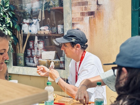 Andreas Albonico, organisateur du Swiss Street Food Festival, à la table du jury.