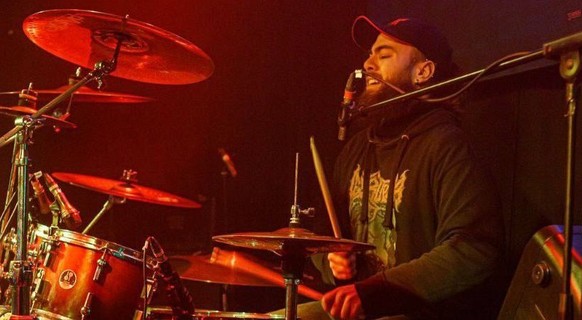 Pacha est guitariste, mais également batteur.