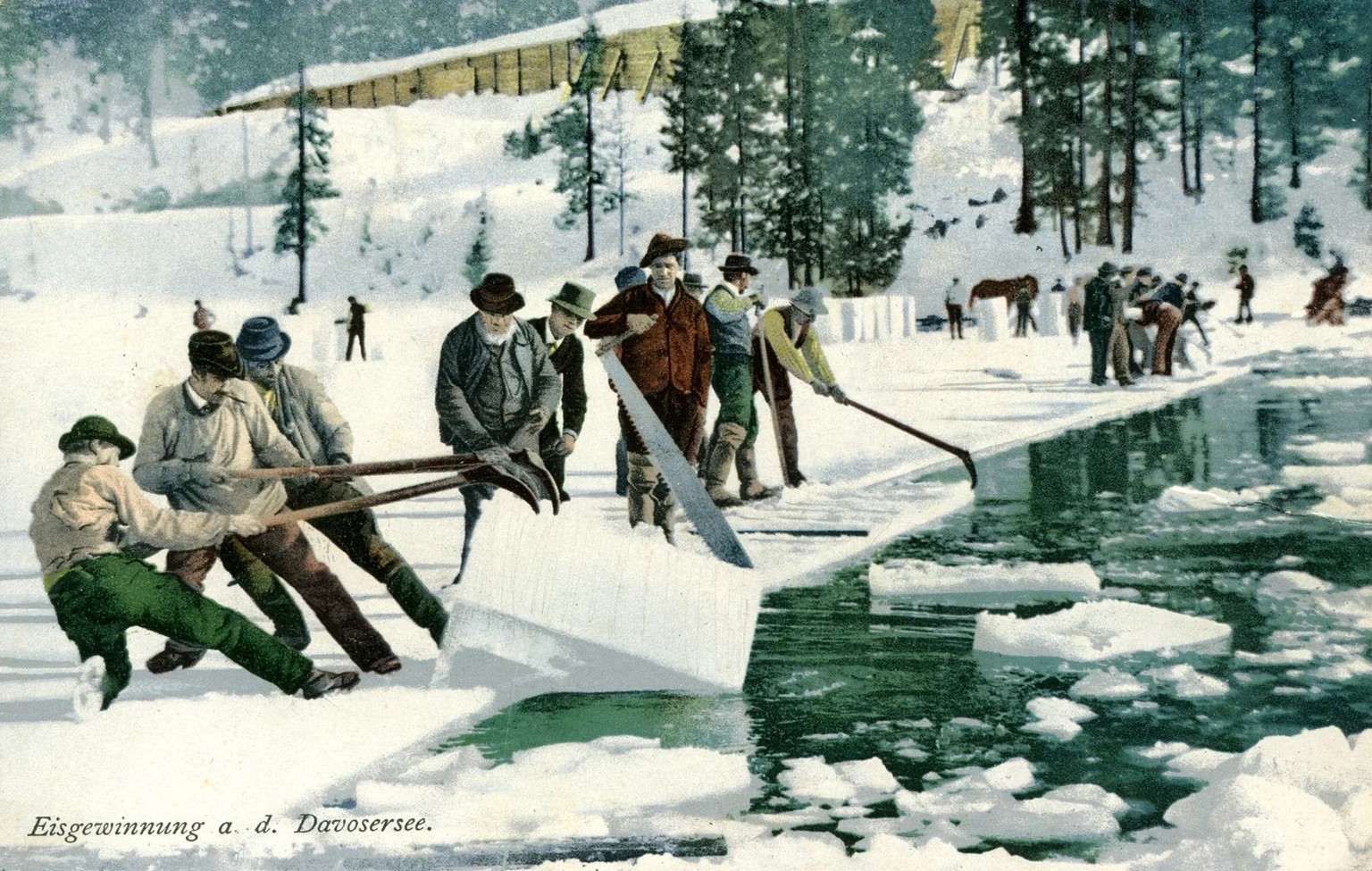 Carte postale colorisée montrant l’extraction de la glace sur le lac de Davos, vers 1920.
https://www.berlin-eisfabrik.de/Geschichte/Davos.html