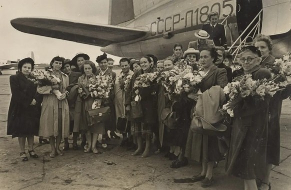 L’arrivée des Suissesses à l’aéroport de Moscou-Vnoukovo, le 6 septembre 1953.