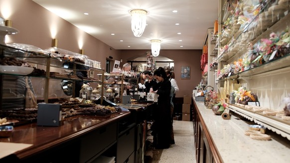 Watson est allé visiter la chocolaterie Blondel, à Lausanne, pour voir comment ils se préparaient pour Pâques.
