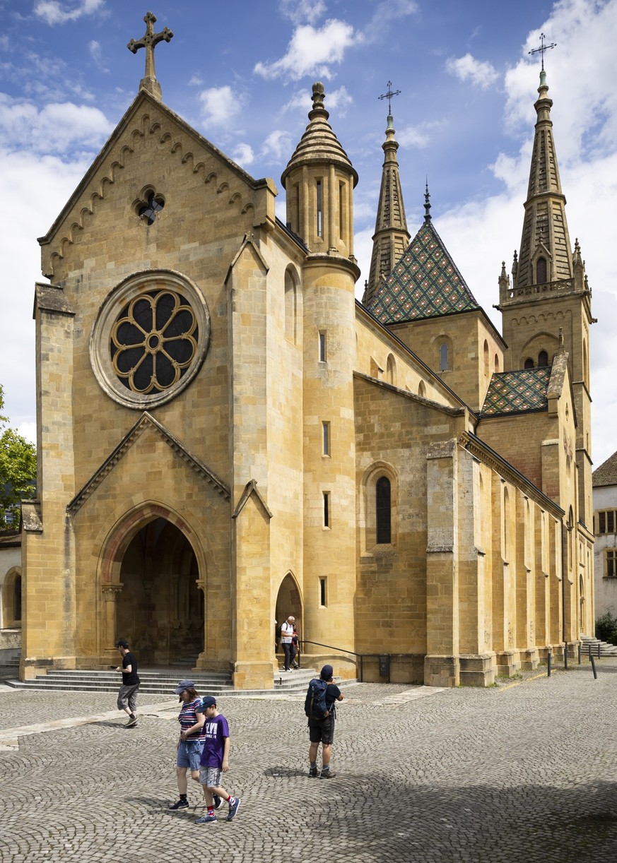 Die Kollegiatkirche Neuenburg (Collegiale de Neuchatel), am Dienstag, 5. August 2025 in Neuchatel. Eine Wand der Kirche wurde mit Sprayereien verschandelt. (KEYSTONE/Peter Klaunzer)
