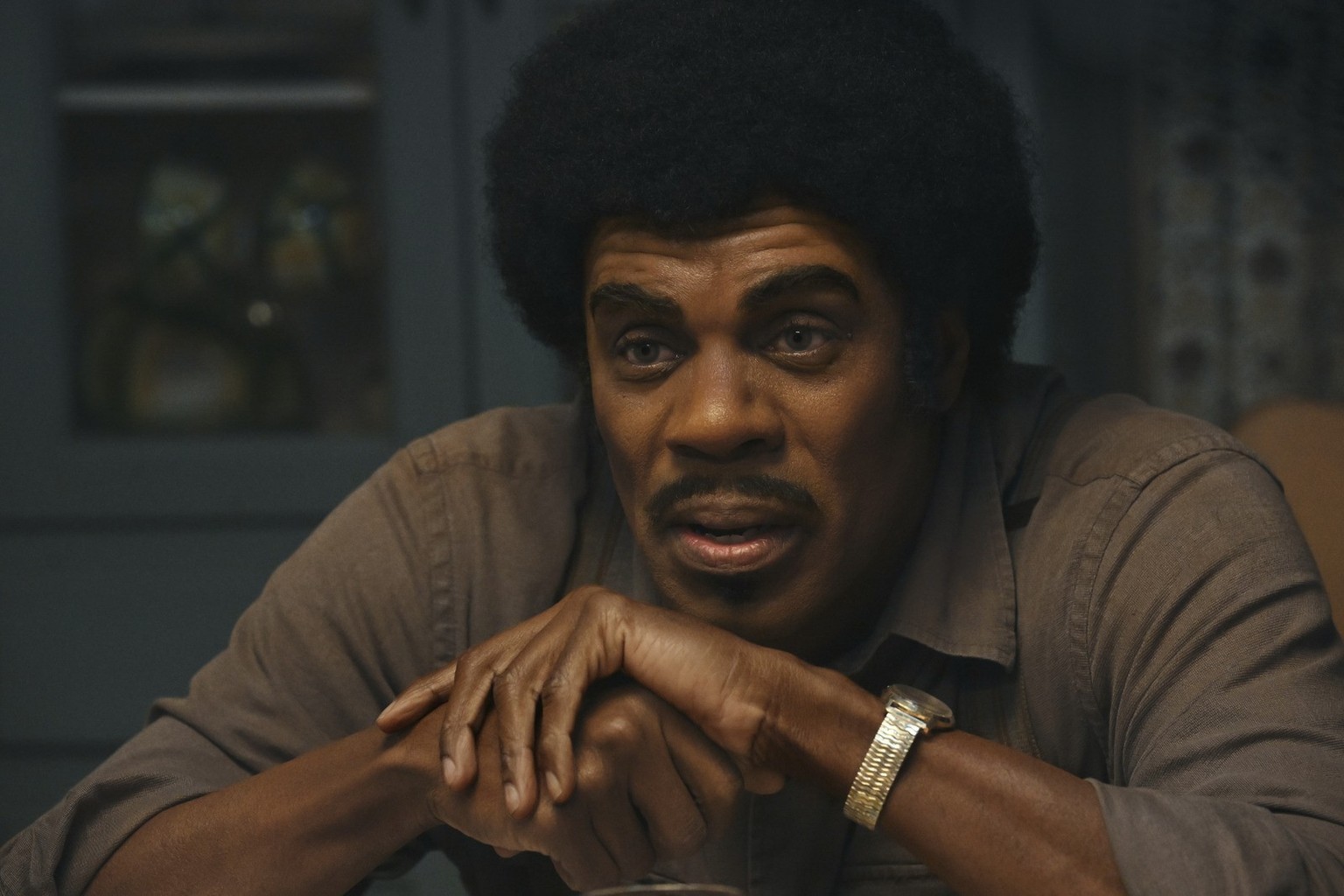 Colman Domingo incarne Joe Jackson, le père controversé de Michael qui frappait ses enfants à coups de ceinture pour assurer la perfection lors des répétitions.