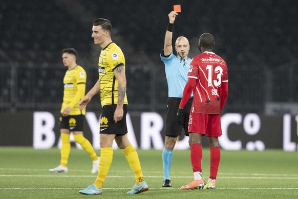 Schiedsrichter Luca Cibelli, Mitte, zeigt Sions Giovanni Sio, rechts,die rote Karte, neben YBs Cedric Zesiger im Fussball Meisterschaftsspiel der Super League zwischen den Berner Young Boys und dem FC ...