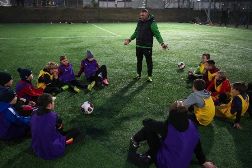 Oleksandr Andrushchenko, entraîneur de football et ancien soldat, anime un entraînement pour des enfants à Kharkiv, le 17 octobre 2025.