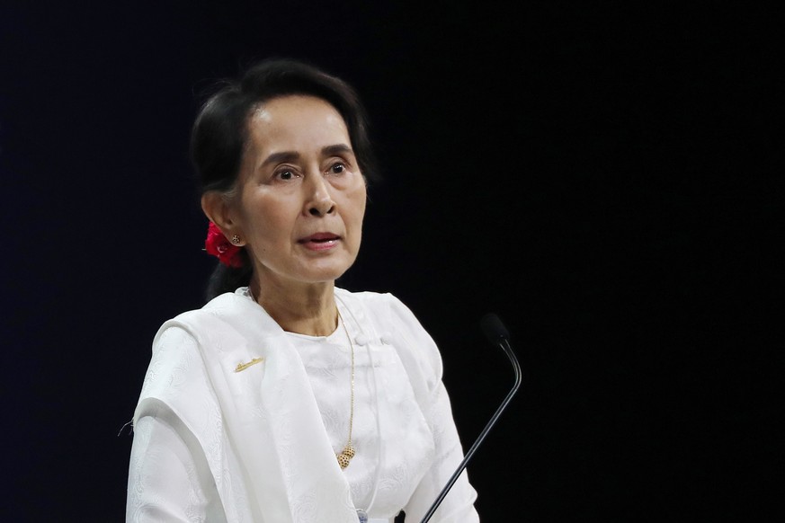 epa09911407 (FILE) - Myanmar&#039;s State Counsellor Aung San Suu Kyi (R) speaks during the World Economic Forum (WEF) on ASEAN at the National Convention Center in Hanoi, Vietnam, 13 September 2018 ( ...