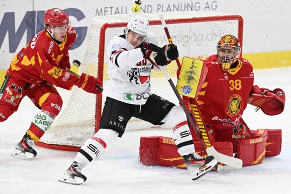 Tigers Joshua Fahrni, links, und Goalie Stephane Charlin, im Kampf um den Puck gegen Lausannes Theo Rochette, Mitte, beim Eishockey-Qualifikationsspiel der National League, zwischen den SCL Tigers und ...