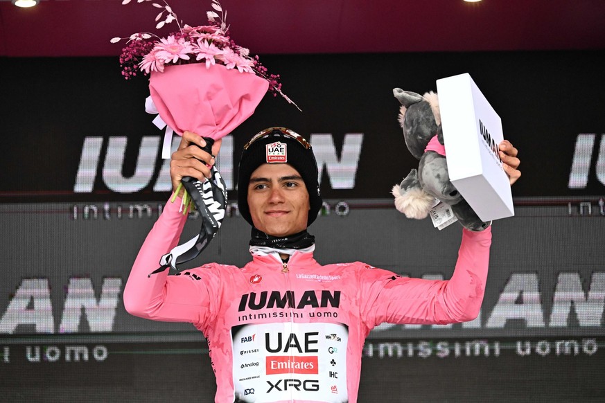epa12131380 Mexican rider Isaac Del Toro of UAE Team Emirates XRG celebrates on the podium retaining the overall leader&#039;s pink jersey after the 14th stage of the 108 Giro d&#039;Italia 2025, cycl ...