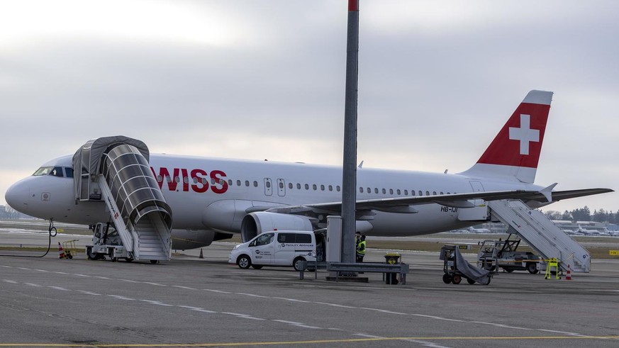 Un avion Airbus A220-100 (HB-JCM) de Swiss International Air Lines est stationne sur le tarmac de Geneve Aeroport, ce lundi 13 decembre 2021 a Geneve. (KEYSTONE/Salvatore Di Nolfi)