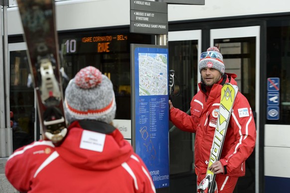 Pres de 120 moniteurs de ski genevois, vaudois et valaisans ont parade dans la Vieille-Ville et les Rues-Basses de Geneve pour susciter l&#039;interet pour les sports d&#039;hiver, ce samedi 8 novembr ...