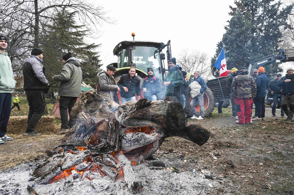Des agriculteurs bloquent la centrale nucléaire de Golfech dans le Sud-Ouest de la France, le 22 janvier.