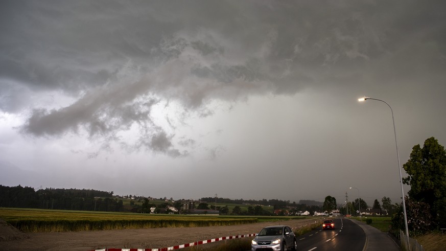 Ein Gewitter zieht ueber die Region, am Sonntag, 20. Juni 2021, in Uetendorf. (KEYSTONE/Peter Schneider)