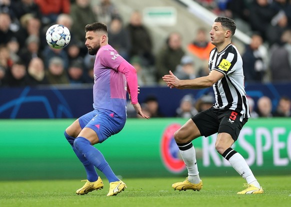 epa11027544 Fabian Schaer (R) of Newcastle in action against Olivier Giroud of Milan during the UEFA Champions League group stage soccer match between Newcastle United and AC Milan, in Newcastle, Brit ...