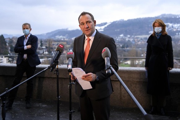 Nationalrat Thomas Matter, SVP-ZH, Mitte, spricht an der Seite von Nationalrat Erich von Siebenthal, SVP-BE, links, und Nationalraetin Petra Goessi, FDP-SZ, rechts, waehrend einem Point de presse von  ...