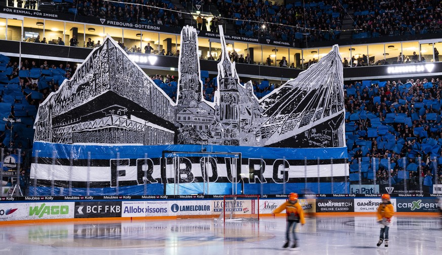 Eine Choerographie der Freiburger Fans im ersten Eishockey Playoff Viertelfinal Spiel der National League zwischen dem HC Fribourg Gotteron und dem HC Lugano, am Samstag, 16. Maerz 2024, in der BCF Ar ...