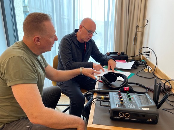 Jean-Marc Richard et Nicolas Tanner relisent le script des répétitions de l&#039;Eurovision.
