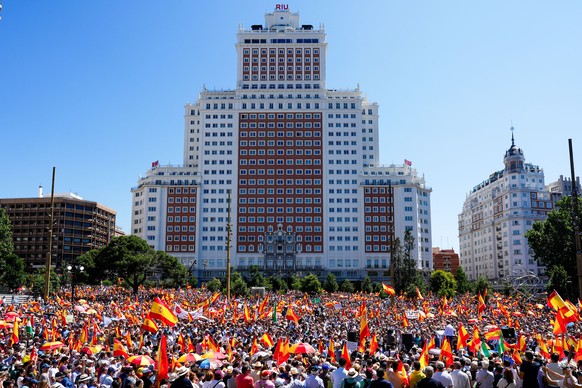 epa12163583 People take part in a demonstration organized by the main opposition conservative People&#039;s Party (PP) against the government under the motto &#039;Democracy or Mafia&#039; in Madrid,  ...