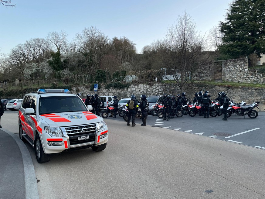 Une trentaine de policiers anti-émeute sont sur place.