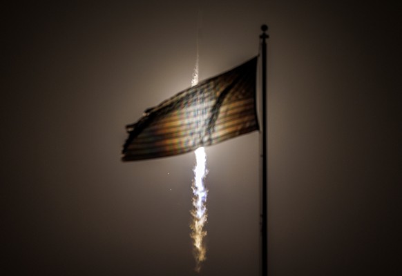 epa12043979 NASA&#039;s SpaceX CRS-32 mission in a SpaceX Dragon spacecraft on a Falcon 9 rocket lifts off from Launch Complex 39A at Kennedy Space Center in Florida, USA, 21 April 2025. According to  ...