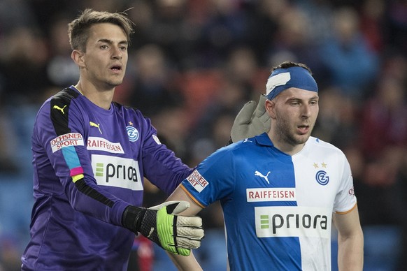 Der Zuercher Goalie Joel Mall, links, und Nemanja Antonov im Fussball Meisterschaftsspiel der Super League zwischen dem FC Basel 1893 und dem Grasshopper Club Zuerich im Stadion St. Jakob-Park in Base ...