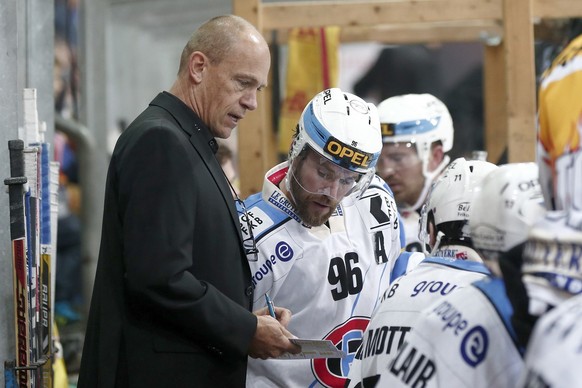 Fribourgs Trainer Hans Kossmann gibt seinem Spieler Christian Dube taktische Anweisungen, im Eishockey-Meisterschaftsspiel der National League A zwischen dem EHC Biel und dem HC Fribourg Gotteron am F ...