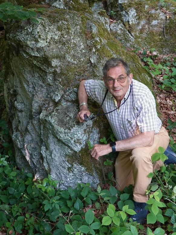 Le géologue Jürg Meyer devant le bloc erratique Allalin-Gabbro à Burgdorf BE.