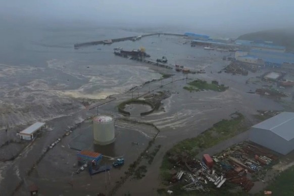 Un tsunami inonde la ville russe de Severo-Kourilsk.