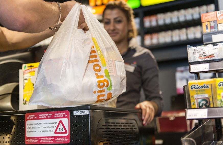ARCHIVBILD ZUM RUECKGANG DES VERBRAUCHS VON EINWEG-PLASTIKSAECKLI IM DETAILHANDEL, AM MITTWOCH, 5. JUNI 2019 - Samira Akaouf bedient im Migrolino-Shop an der SOCAR-Tankstelle einen Kunden, aufgenommen ...