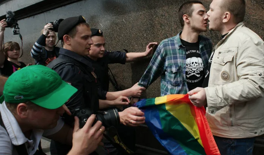 La police de Saint-Pétersbourg arrête des manifestants. La situation juridique des minorités sexuelles en Russie est devenue encore plus critique.