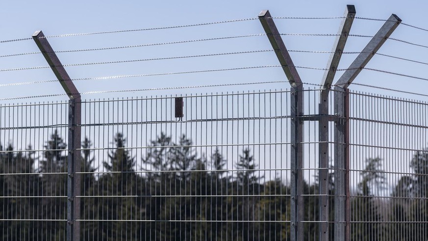 Zaeune saeumen den Erweiterungsbau des Vollzugszentrum Bachtel (VZB), einer kantonalen Institution in der Straffaellige ihre Freiheits- und Ersatzfreiheitsstrafen im offenen Vollzug verbuessen, anlaes ...