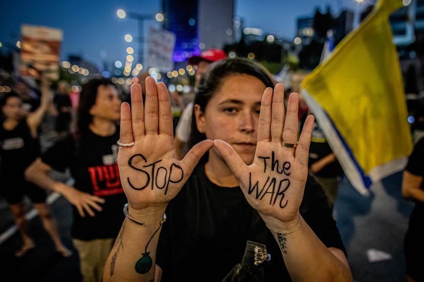 Une femme israélienne montre ses mains en appelant à la fin de la guerre lors d&#039;un rassemblement à Tel Aviv, samedi 3 août 2024, demandant un accord pour la libération des otages. Alors qu&#039;I ...