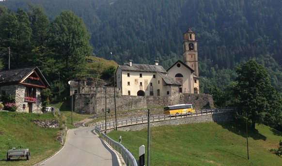 La commune de Cerentino, située sur la route de Bosco Gurin, a la moyenne d'âge la plus élevée de Suisse.