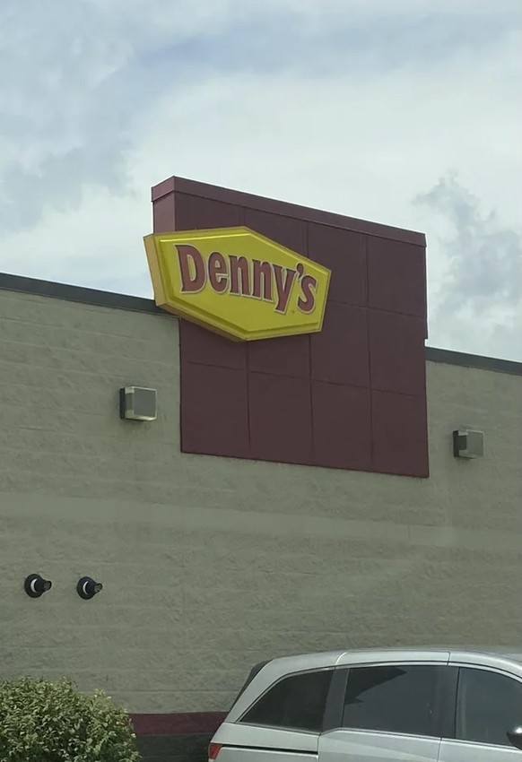 Die lustigsten Fails der Woche: Dennys. Eingemittet, one Job