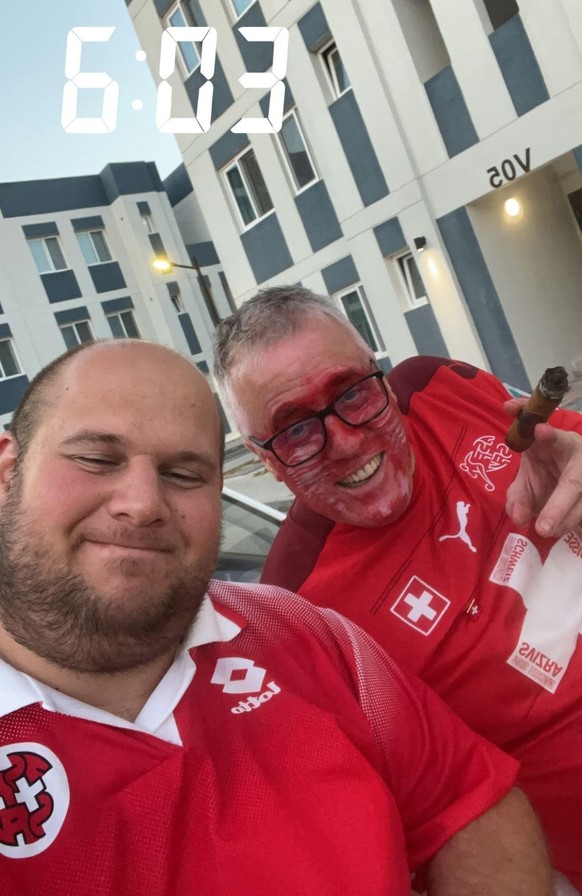 Marcel Rohner (à droite) célèbre la victoire contre la Serbie au petit matin devant son appartement.