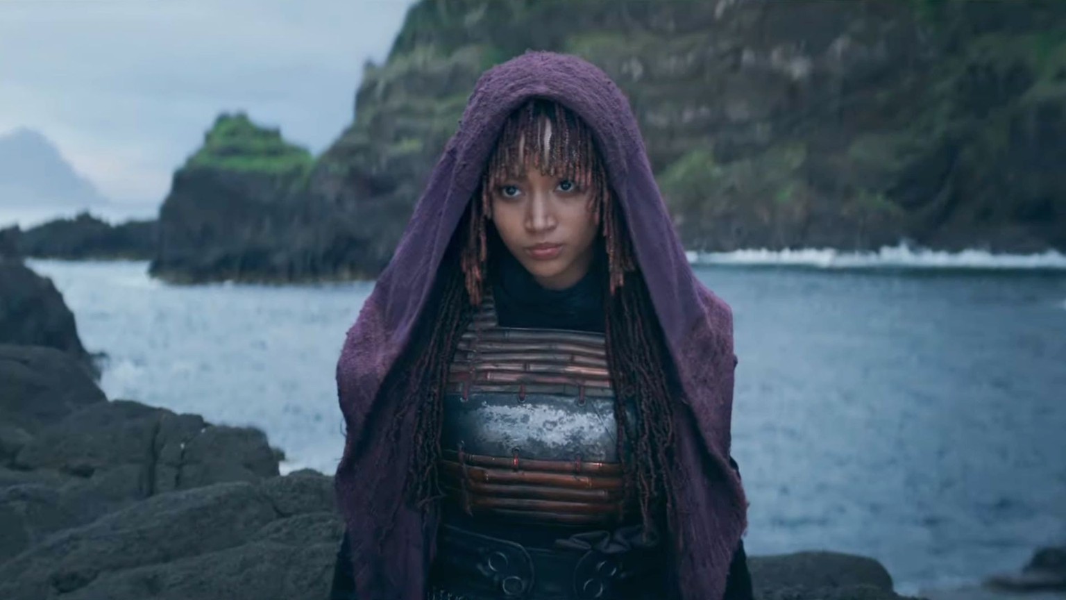 Amandla Stenberg incarne à la fois Maye et Osha, deux soeurs jumelles au centre de l&#039;intrigue.