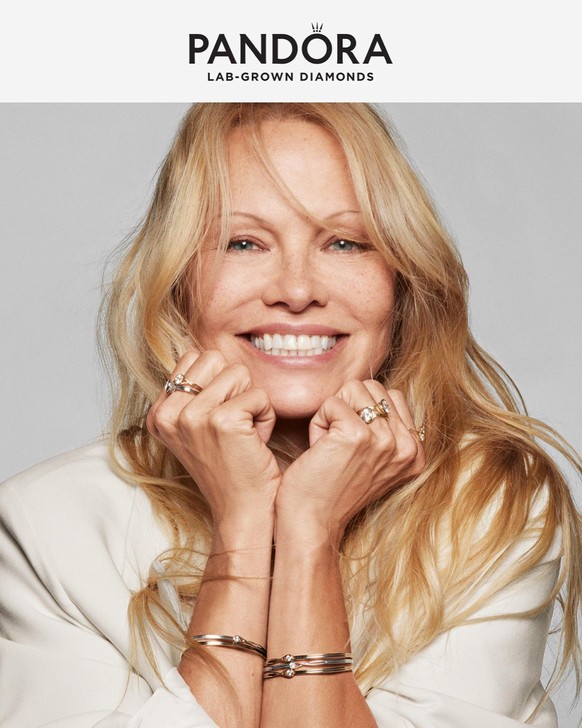 Pamela Anderson dans une campagne pour Pandora avec des diamants produits en laboratoire. Pour l&#039;occasion, l&#039;actrice porte très peu de maquillage.