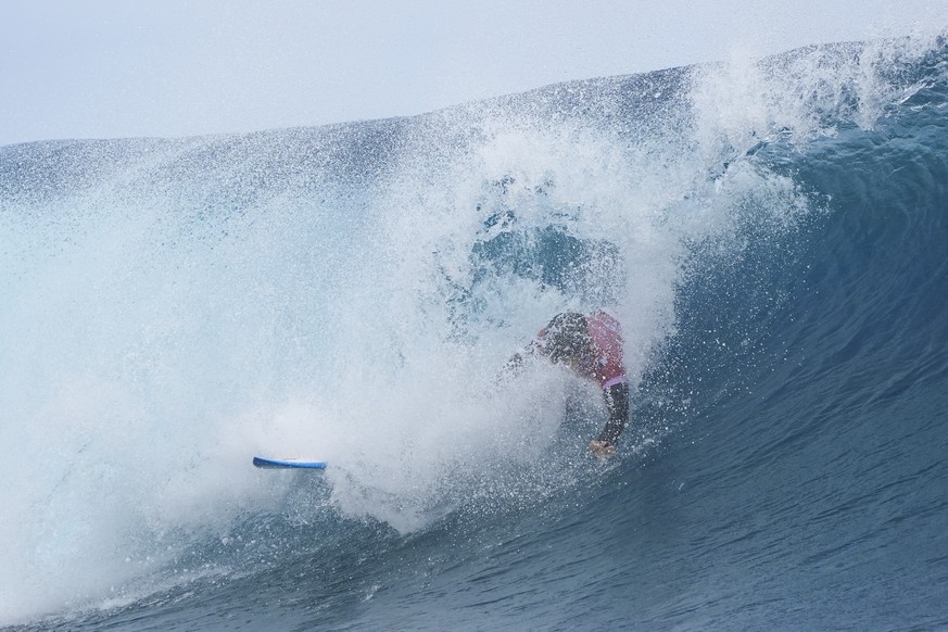 Johanne Defay, of France, falls during the bronze medal match of the surfing competition at the 2024 Summer Olympics, Monday, Aug. 5, 2024, in Teahupo&#039;o, Tahiti. (AP Photo/Gregory Bull)