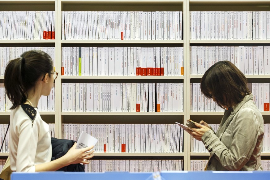 livres jeunes femmes étagères gallimard