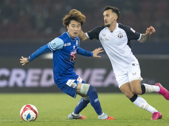 Duek entre le Lucernois Taisei Abe (à gauche), dont l&#039;expulsion a tout changé), et le Zurichois Bledian Krasniqi.