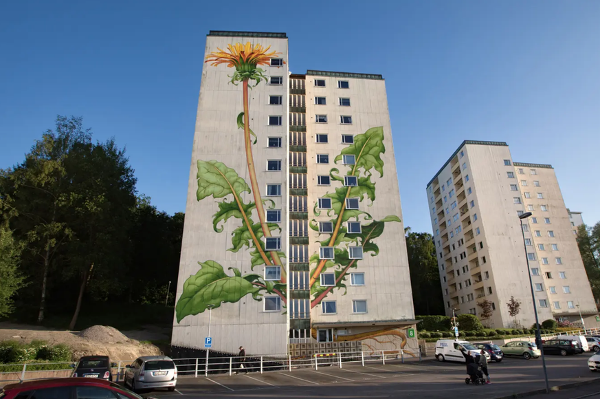 Du vert et du jaune sur du gris: Mona Caron a décoré cet immeuble à Göteborg, en Suède, avec un pissenlit.