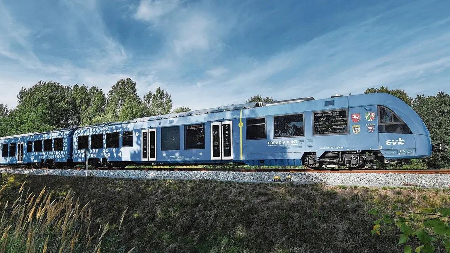 Der Hydrogen-Train von Alstom während der Testphase in Norddeutschland. Mit Brennstoffzellen in der Lokomotive wird aus Wasserstoff Strom.