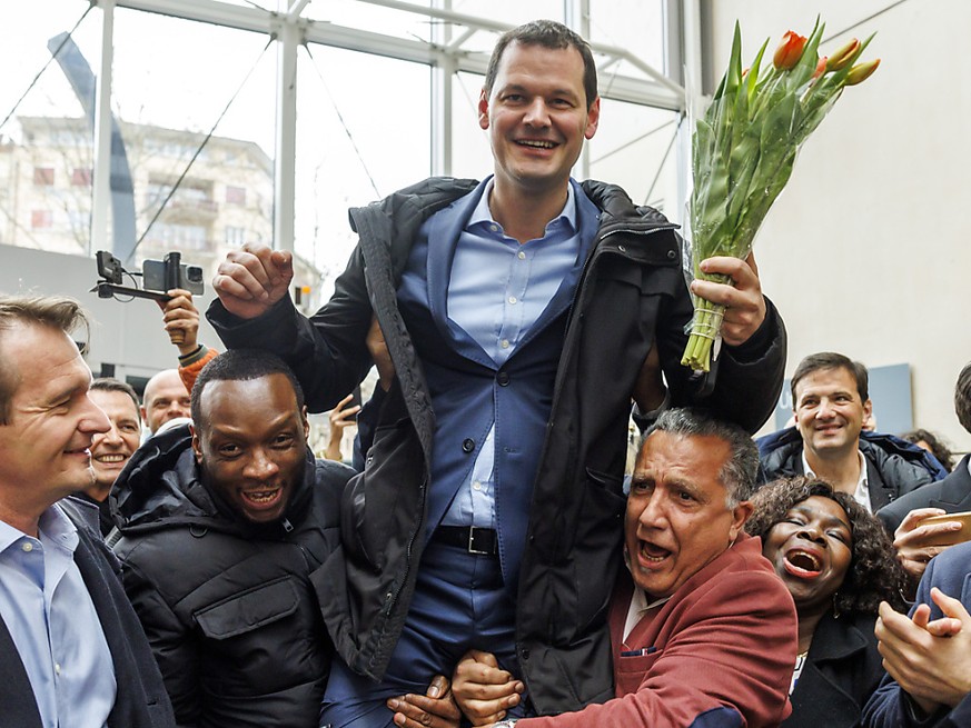 Pierre Maudet est porté en triomphe à son arrivée à UniMail. Sa liste fait une entrée fracassante au Grand Conseil genevois en décrochant dix sièges.