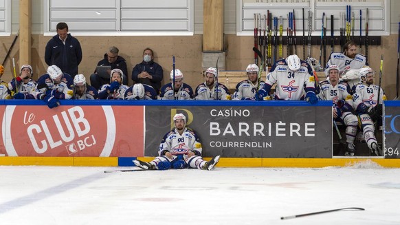 Die enttaeuschten Klotener nach dem verlorenen sechsten Eishockey Playoff-Finalspiel der Swiss League zwischen dem HC Ajoie und dem EHC Kloten, in der Raiffeisen Arena in Pruntrut, am Mittwoch, 28. Ap ...