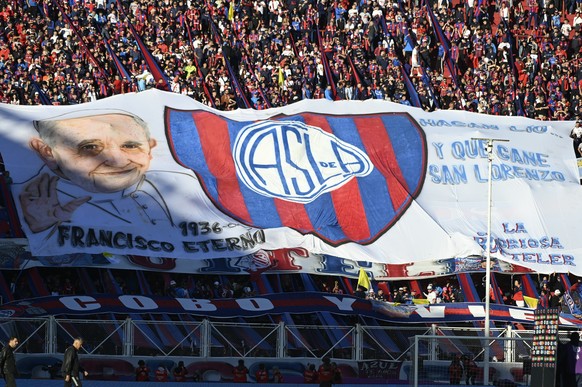 epa12057541 San Lorenzo de Almagro fans hold a sign in homage to Pope Francis during the match against Rosario Central at the Nuevo Gasometro stadium in Buenos Aires, Argentina, 26 April 2025. San Lor ...