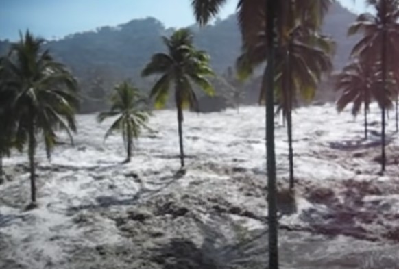 Sous les yeux et les caméras horrifiés des touristes, des torrents d'eau brune emportent tout.