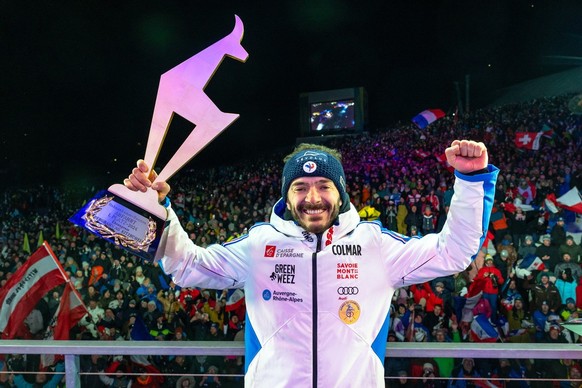 ABD0290_20240120 - KITZBÜHEL - ÖSTERREICH: Sieger Cyprien Sarrazin (FRA) am Samstag, 20. Jänner 2024 während der Siegerehrung für die Weltcup Abfahrt der Männer, auf der Streif in Kitzbühel. - FOTO: A ...