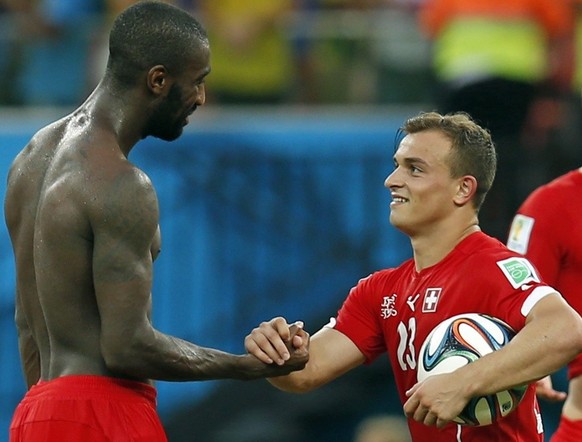 epa04282028 Switzerland&#039;s Xherdan Shaqiri (C) and Johan Djourou (L) celebrate with the fans after winning the FIFA World Cup 2014 group E preliminary round match between Honduras and Switzerland  ...